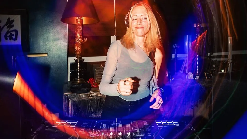 tina-technotic-16-9-aspect-ratio-default-1018320_da39